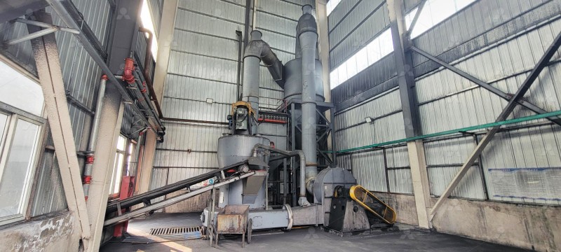 Grinding process inside Raymond mill with rollers and ring