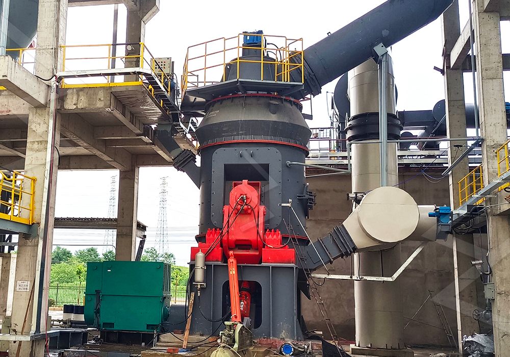 Vertical grinding mill for railway ballast crushing